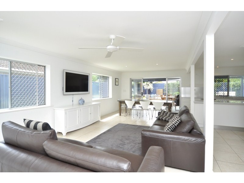 23 Rouen Avenue, Paradise Point QLD 4216