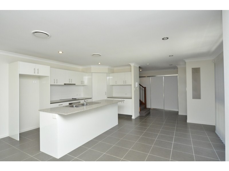 2/17 Eider Avenue, Paradise Point QLD 4216
