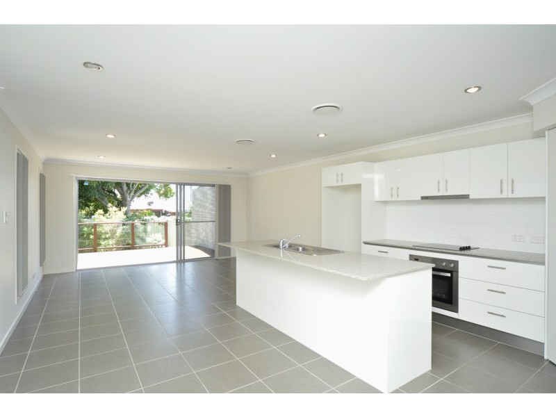 2/17 Eider Avenue, Paradise Point QLD 4216