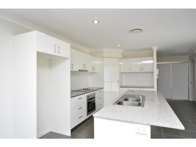 2/17 Eider Avenue, Paradise Point QLD 4216