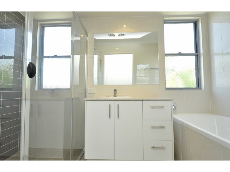 2/17 Eider Avenue, Paradise Point QLD 4216