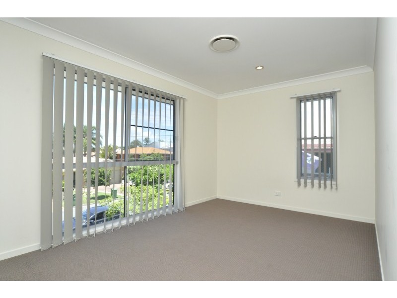 2/17 Eider Avenue, Paradise Point QLD 4216