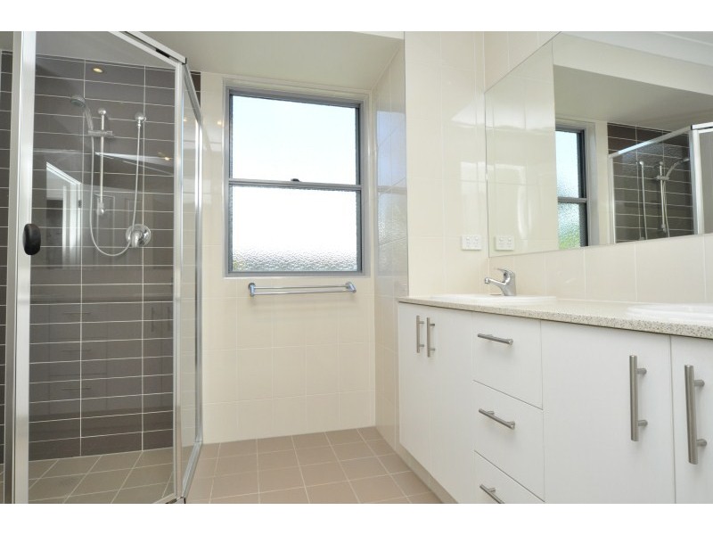 2/17 Eider Avenue, Paradise Point QLD 4216