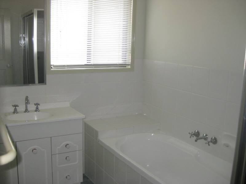 18 Pago Terrace, Pacific Pines QLD 4211