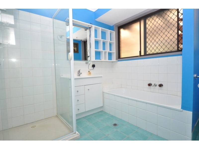 1/185 Olsen Avenue, Labrador QLD 4215