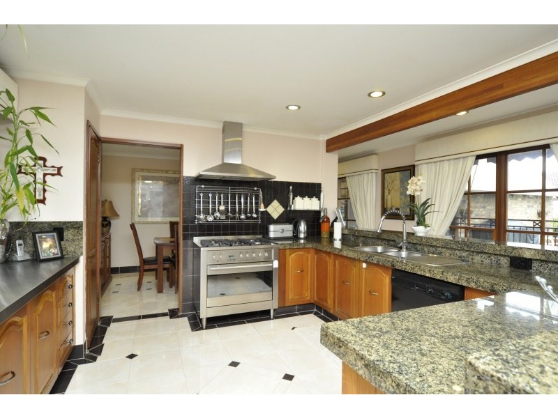 35 Thrush Avenue, Paradise Point QLD 4216