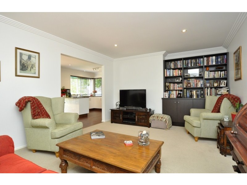 2/33 Nankeen Avenue, Paradise Point QLD 4216