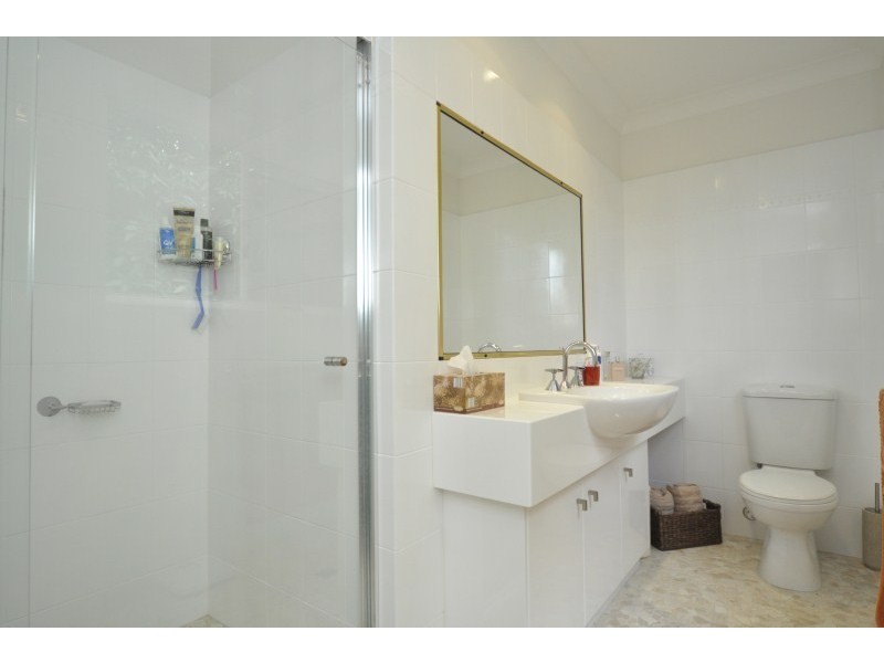 2/33 Nankeen Avenue, Paradise Point QLD 4216