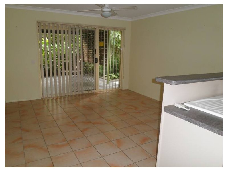 2/119 Greenacre Drive, Parkwood QLD 4214