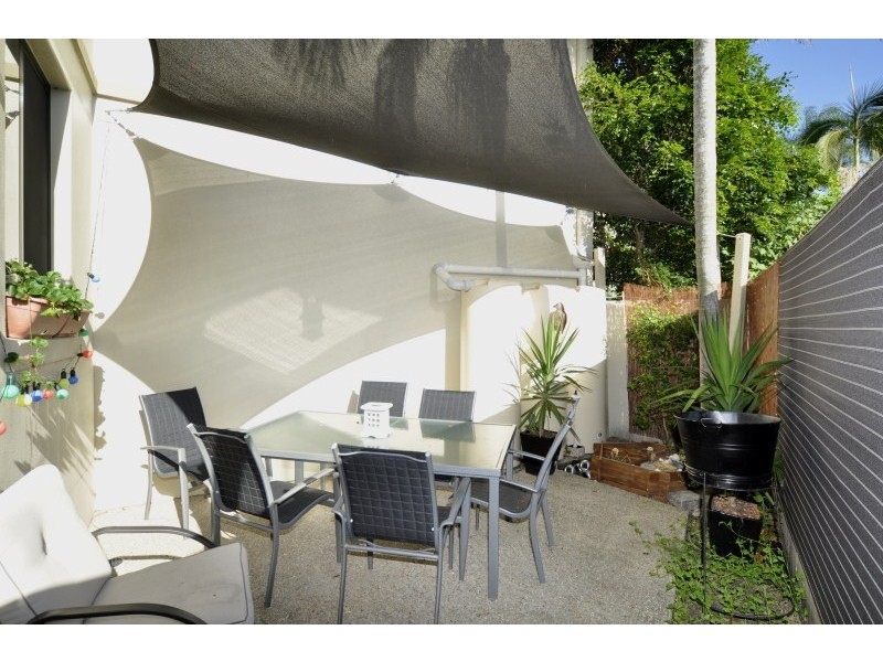 2/4 Cawthray Street, Biggera Waters QLD 4216