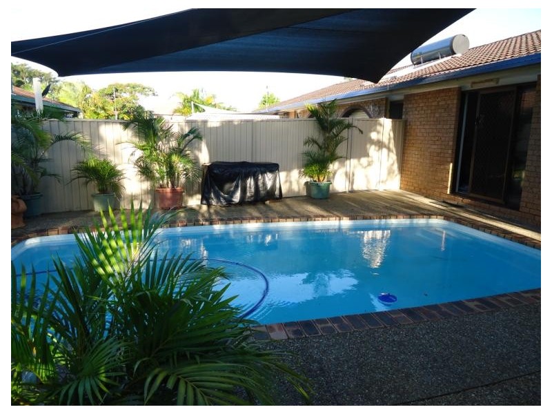 2/12 Davebill Court, Labrador QLD 4215