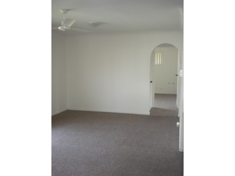 2/215 Central Street, Labrador QLD 4215