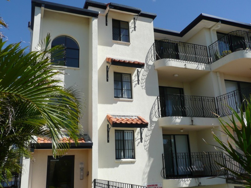 6/12 Canal Avenue, Runaway Bay QLD 4216