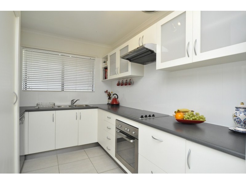 2/13 Errol Avenue, Paradise Point QLD 4216