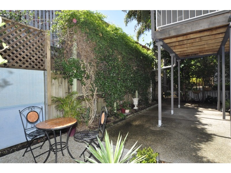 2/13 Errol Avenue, Paradise Point QLD 4216