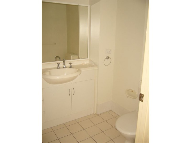 2/183 Government Road, Labrador QLD 4215