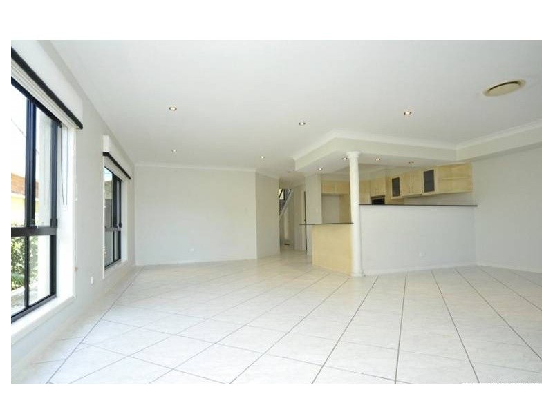 2/48 Vaggelas Crescent, Biggera Waters QLD 4216