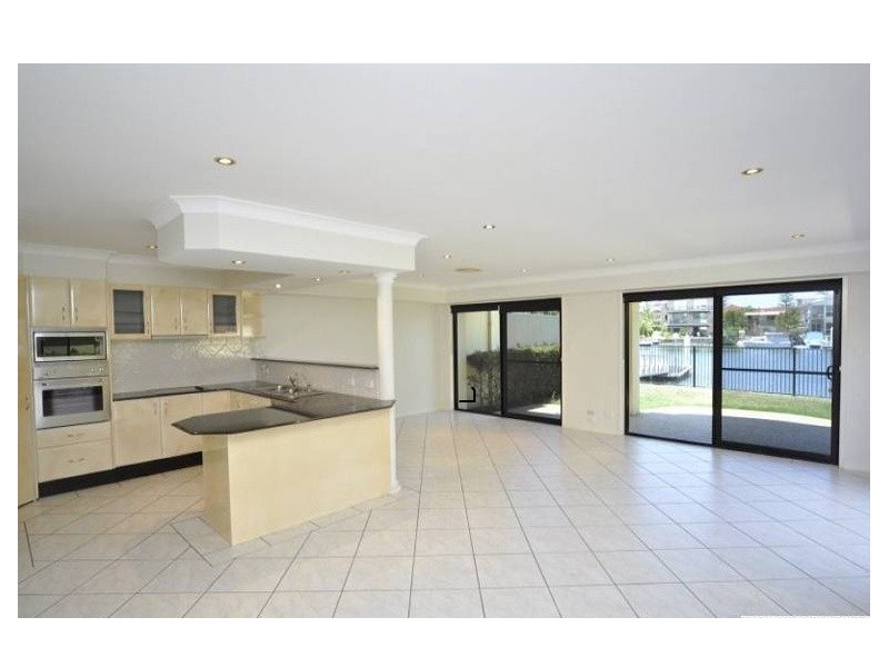 2/48 Vaggelas Crescent, Biggera Waters QLD 4216