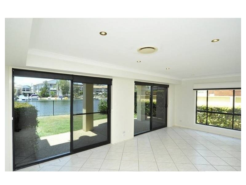 2/48 Vaggelas Crescent, Biggera Waters QLD 4216