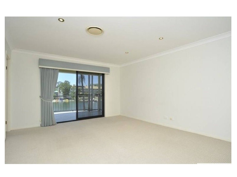 2/48 Vaggelas Crescent, Biggera Waters QLD 4216