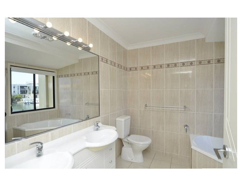 2/48 Vaggelas Crescent, Biggera Waters QLD 4216
