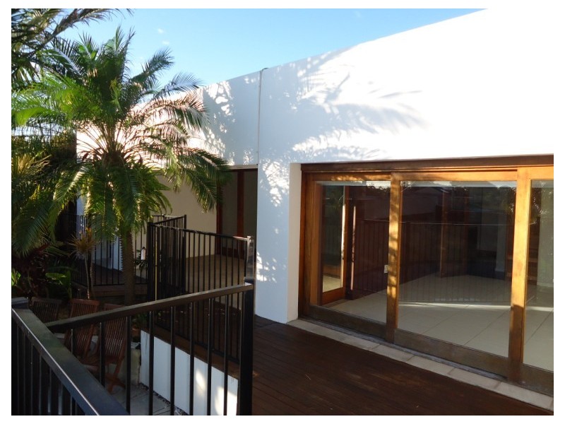 18 Plover Avenue, Paradise Point QLD 4216