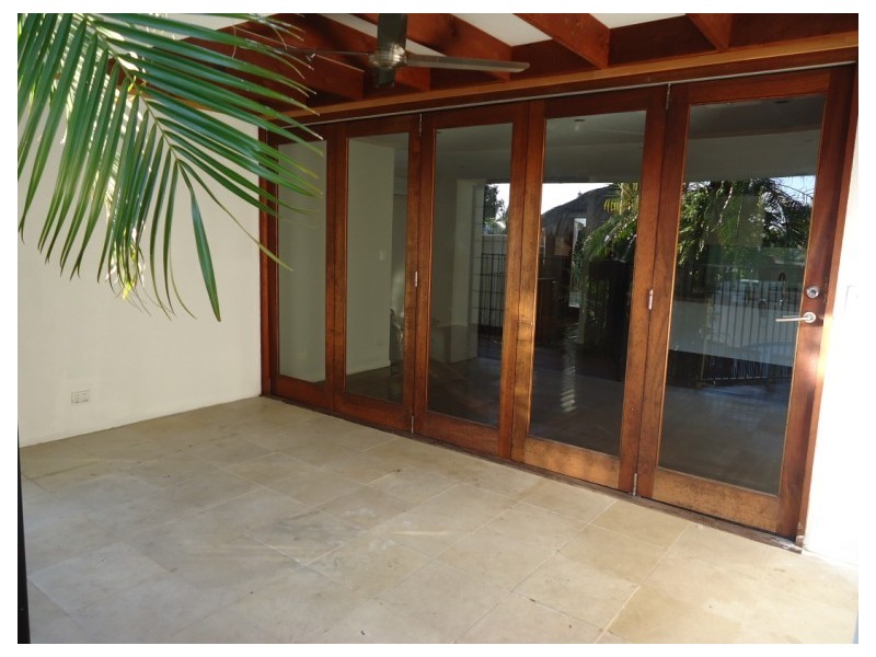 18 Plover Avenue, Paradise Point QLD 4216