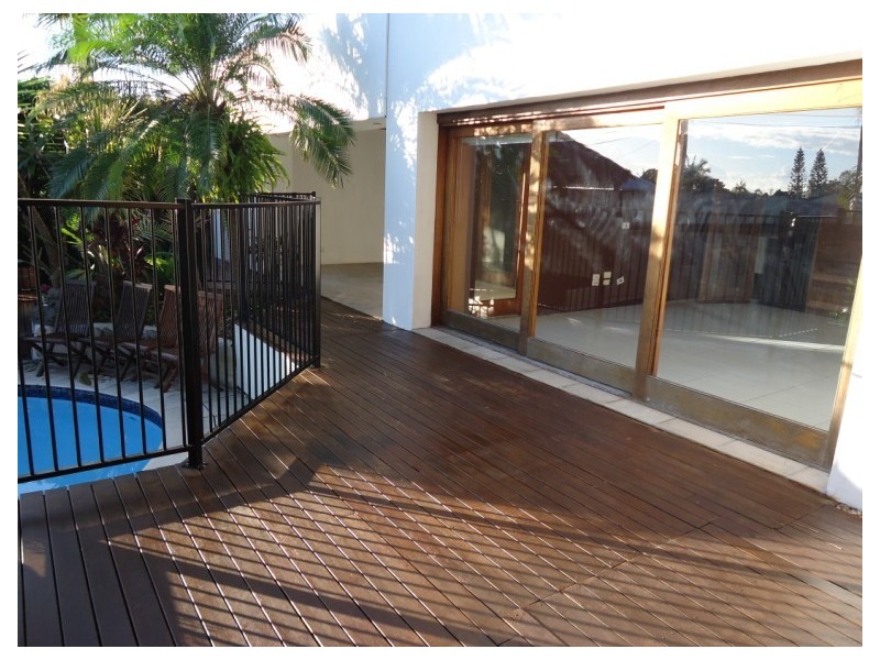 18 Plover Avenue, Paradise Point QLD 4216