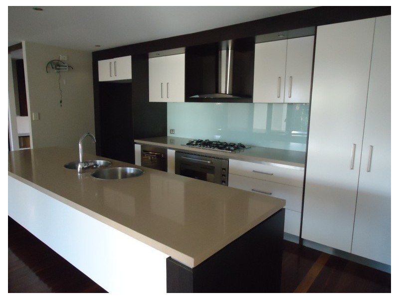 18 Plover Avenue, Paradise Point QLD 4216