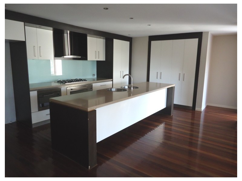 18 Plover Avenue, Paradise Point QLD 4216