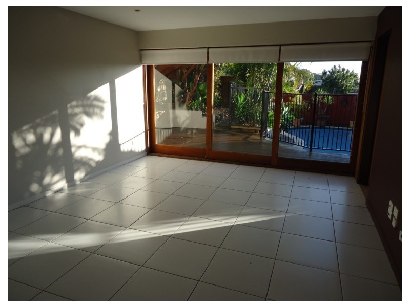 18 Plover Avenue, Paradise Point QLD 4216