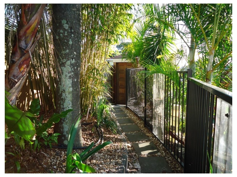 18 Plover Avenue, Paradise Point QLD 4216