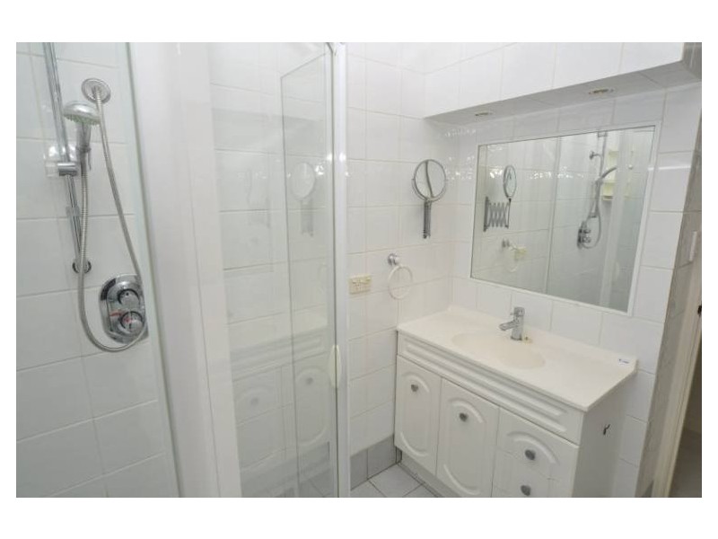1/108 Oxley Drive, Paradise Point QLD 4216