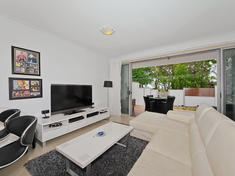 2/430 Pine Ridge Road, Coombabah QLD 4216