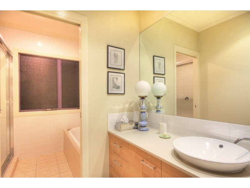 2/20 Rouen Avenue, Paradise Point QLD 4216