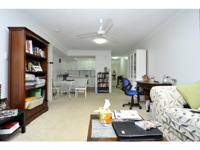 2/77 Brighton Parade, Southport QLD 4215