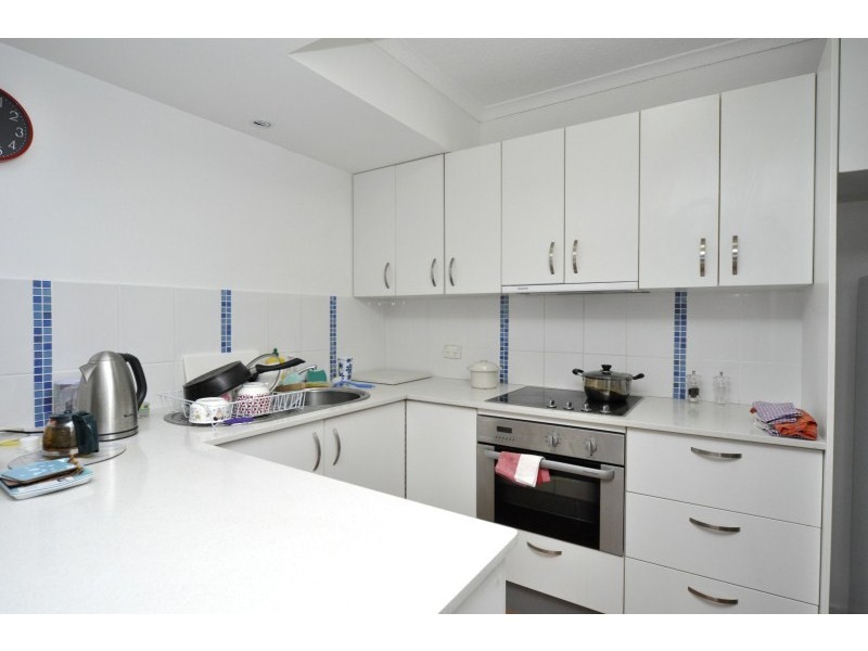 2/77 Brighton Parade, Southport QLD 4215