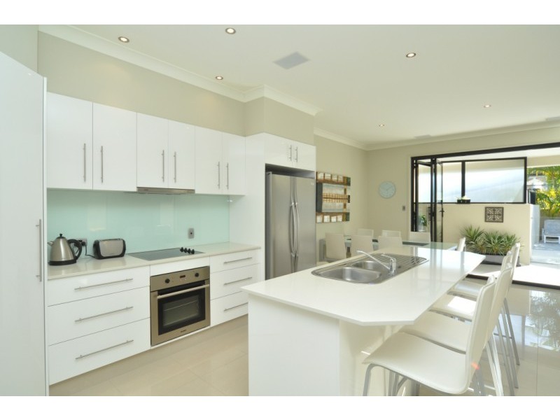 2/15 Jennifer Avenue, Runaway Bay QLD 4216