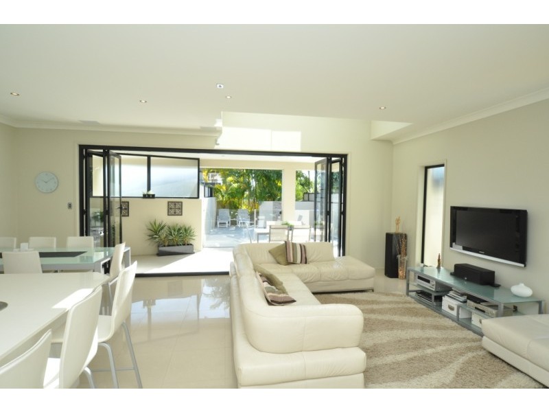 2/15 Jennifer Avenue, Runaway Bay QLD 4216