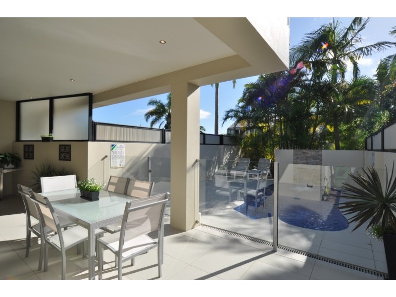 2/15 Jennifer Avenue, Runaway Bay QLD 4216