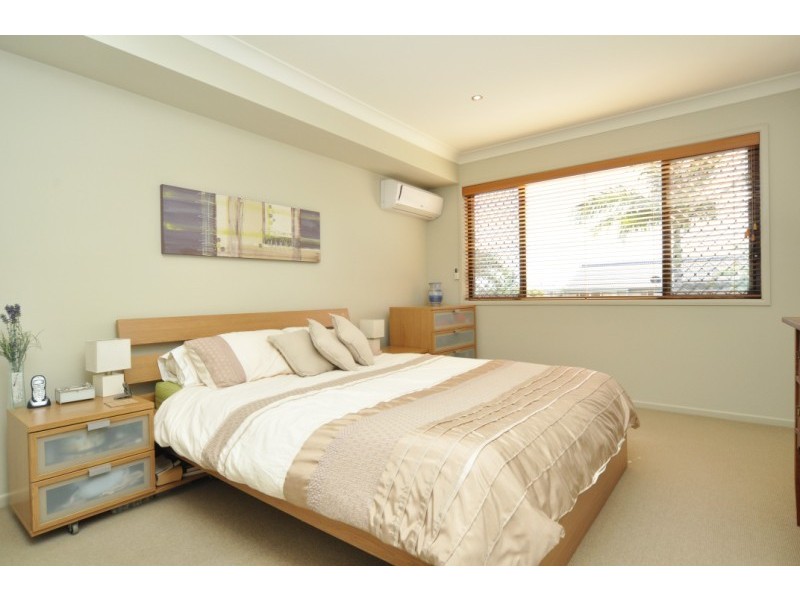 2/15 Jennifer Avenue, Runaway Bay QLD 4216