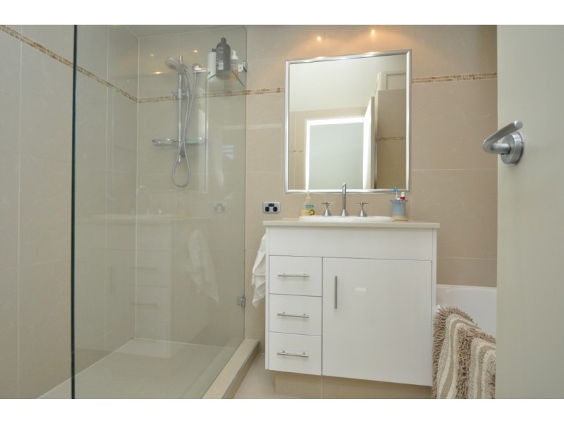 2/15 Jennifer Avenue, Runaway Bay QLD 4216