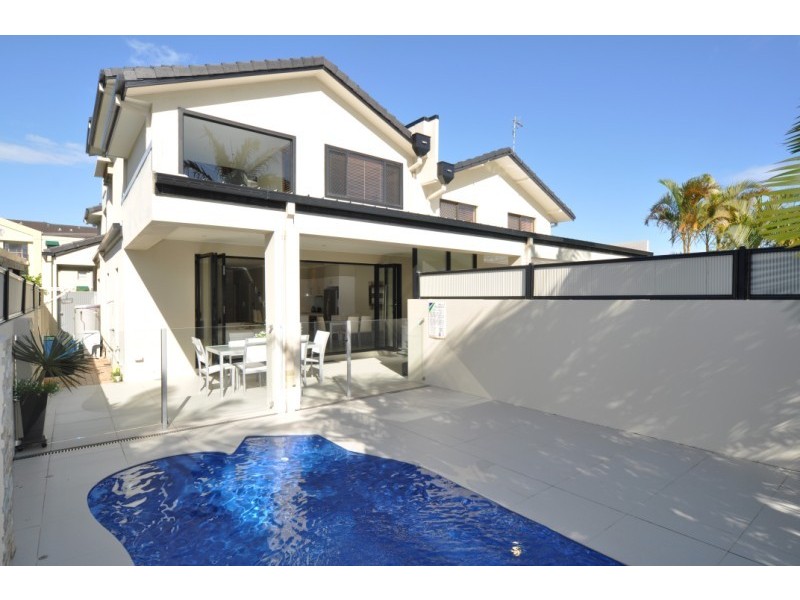 2/15 Jennifer Avenue, Runaway Bay QLD 4216