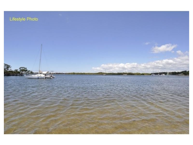 90 Boykambil Esplanade North, Hope Island QLD 4212