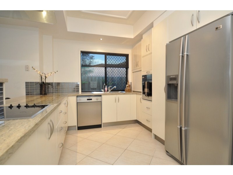 2/27 Donald Avenue, Paradise Point QLD 4216