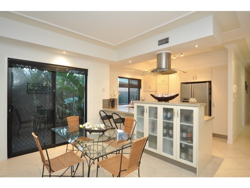 2/27 Donald Avenue, Paradise Point QLD 4216