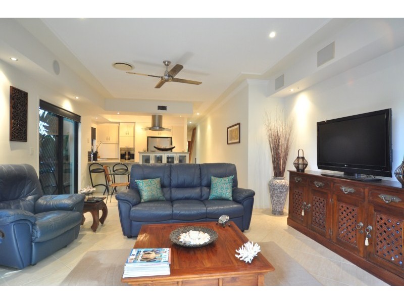 2/27 Donald Avenue, Paradise Point QLD 4216