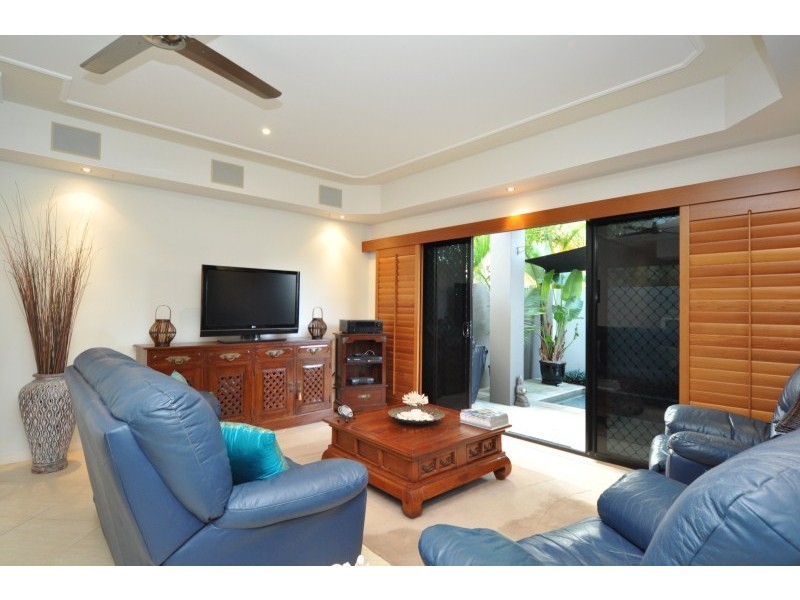 2/27 Donald Avenue, Paradise Point QLD 4216