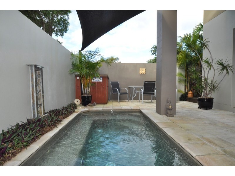 2/27 Donald Avenue, Paradise Point QLD 4216