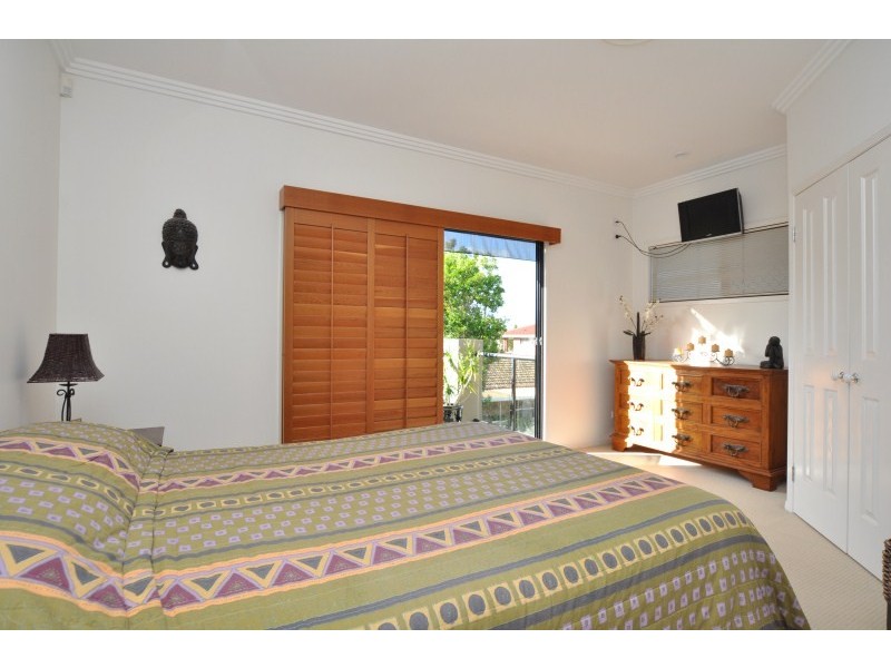 2/27 Donald Avenue, Paradise Point QLD 4216